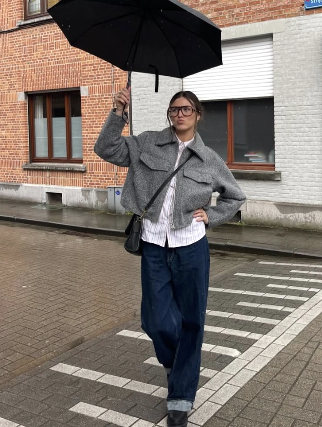 Cropped Gray Jacket + Wide Leg Jeans + Umbrella