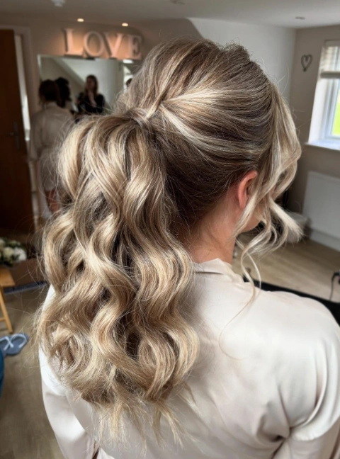 Elegant Wavy Ponytail with Face-Framing Highlights