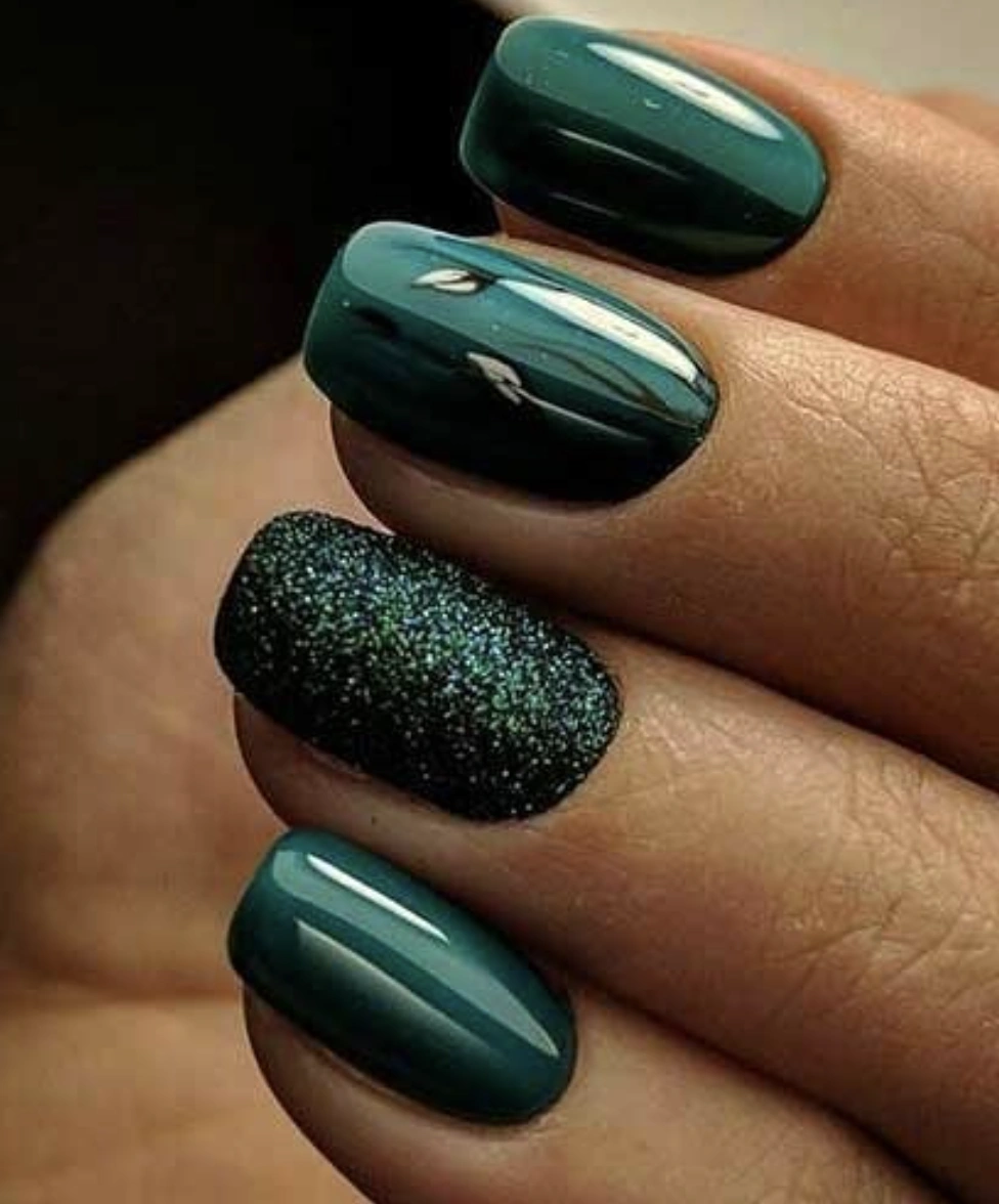 Forest Green Gloss & Glitter Accent Nails