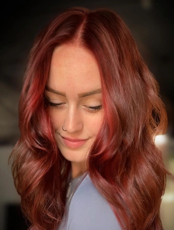 Long, Wavy Auburn Hair with Face-Framing Highlights