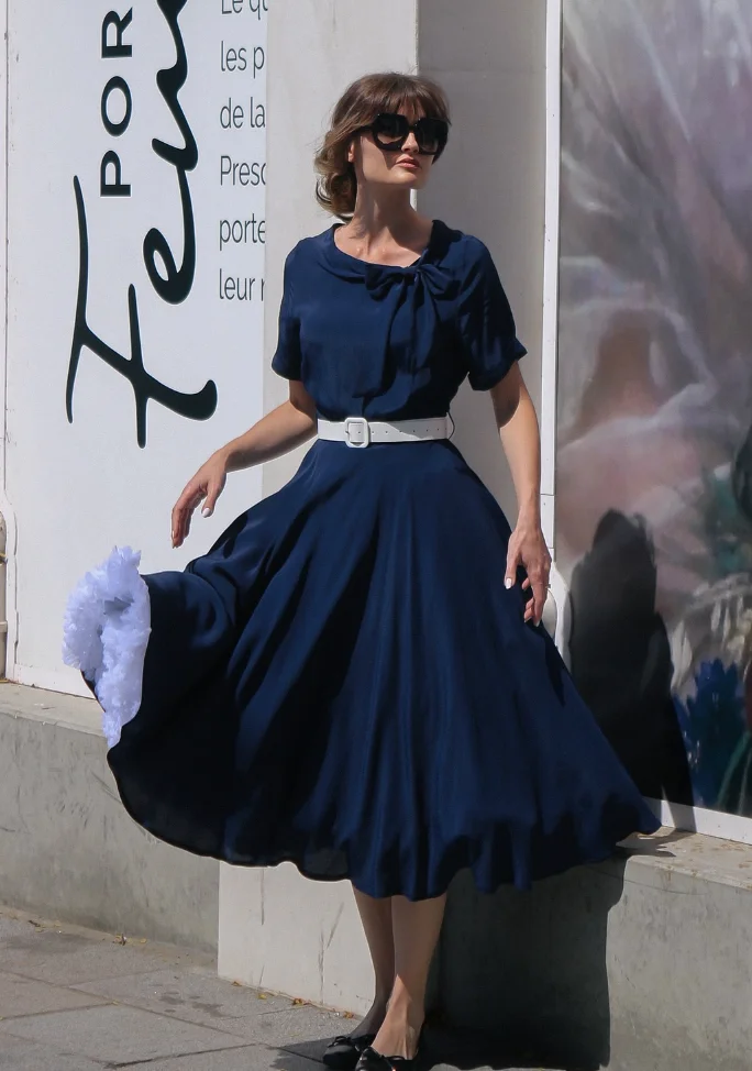 Retro Sophistication: Navy Swing Dress White Belt