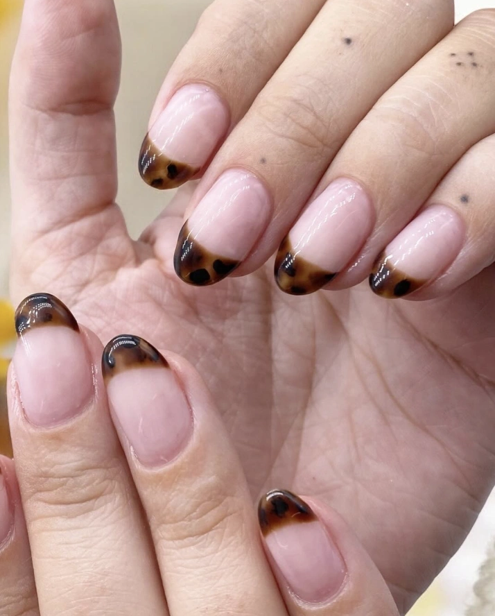 Short, almond-shaped nails glossy nude polish