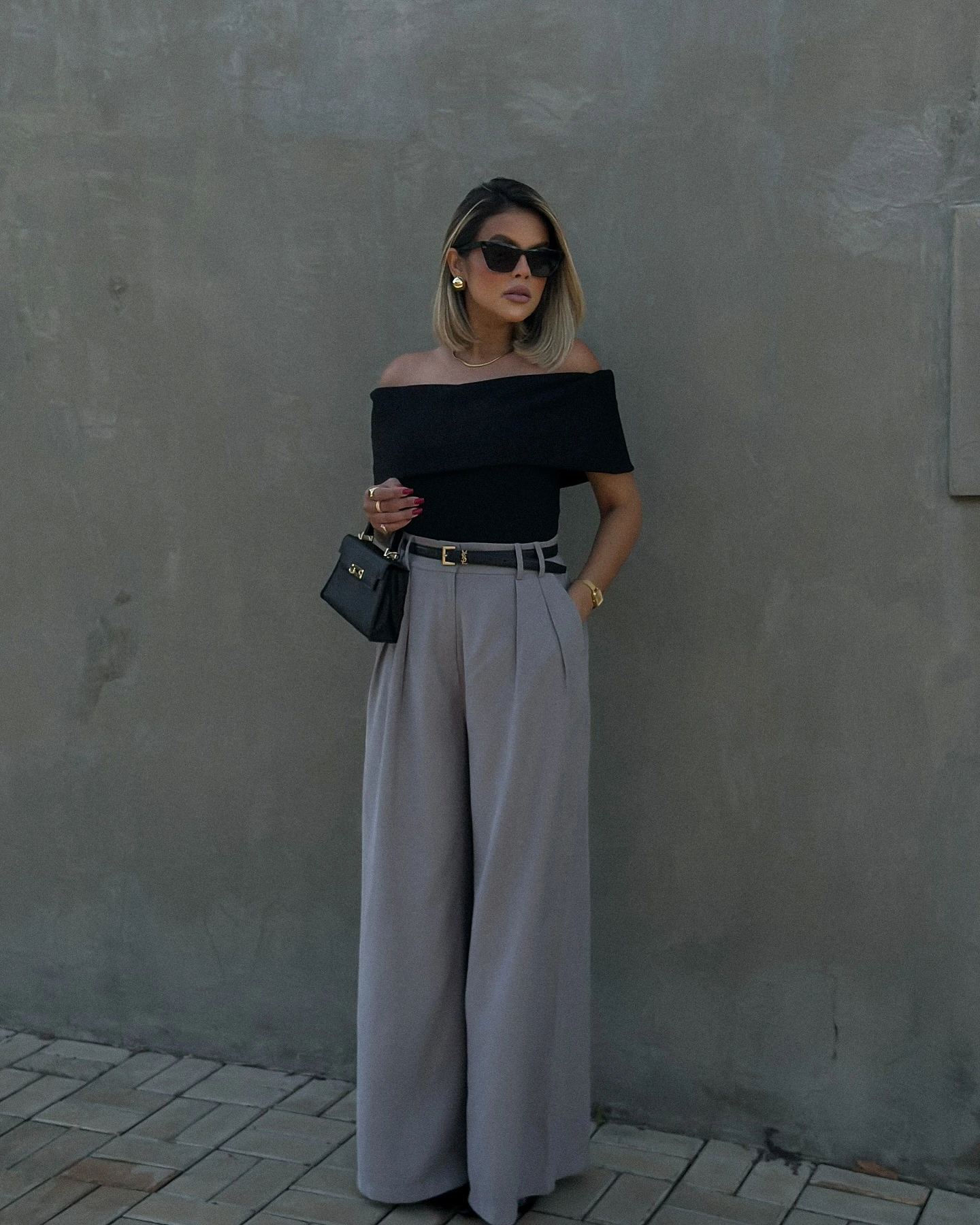 8- The Off-Shoulder Power Move
