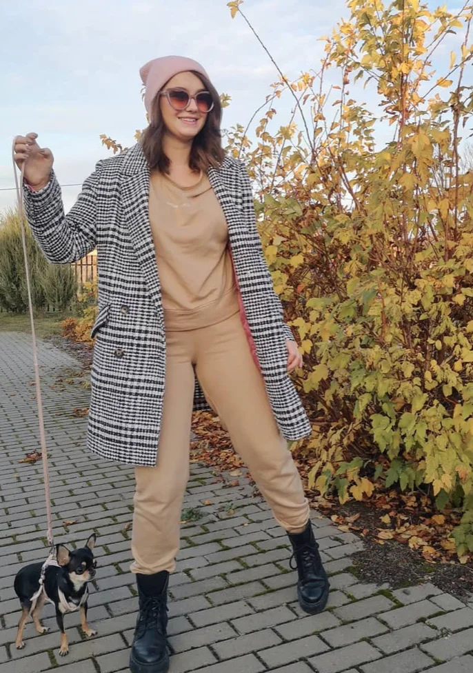 Black White Houndstooth Coat + Beige T-Shirt + Beige Jogger Pants + Black Combat Boots + Pink Beanie