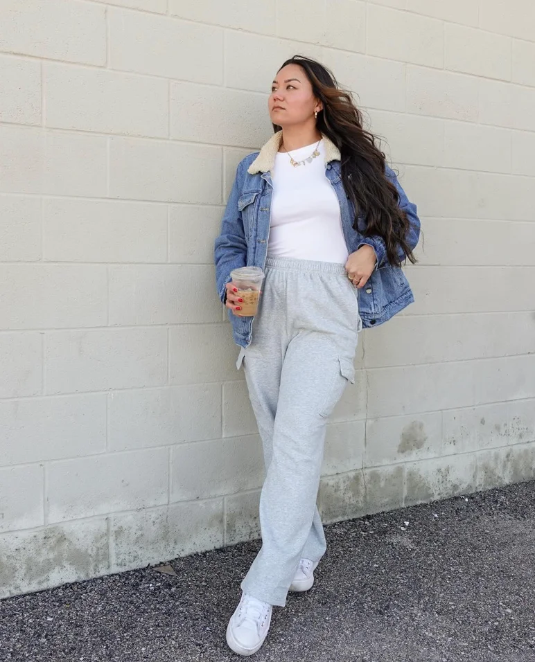 Blue Sherpa-Lined Denim Jacket + White Fitted T-Shirt + Grey Cargo Sweatpants + White Sneakers