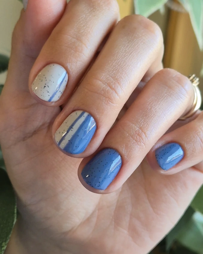 Cornflower Blue and Cream Diagonal Stripe Short Nails