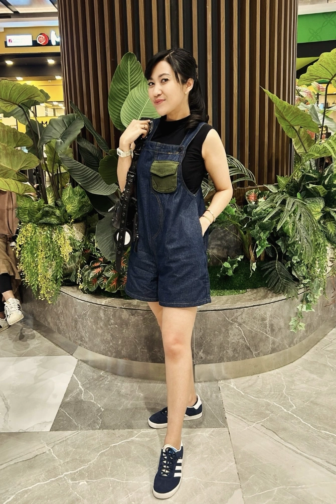 Dark Denim Overall Romper + Black Sleeveless Turtleneck Top + Navy Blue Sneakers