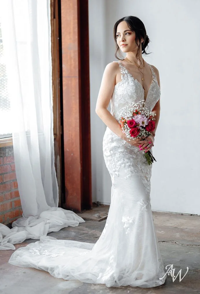 Elegant Fitted Dress with Floral Appliqué and V-Neckline