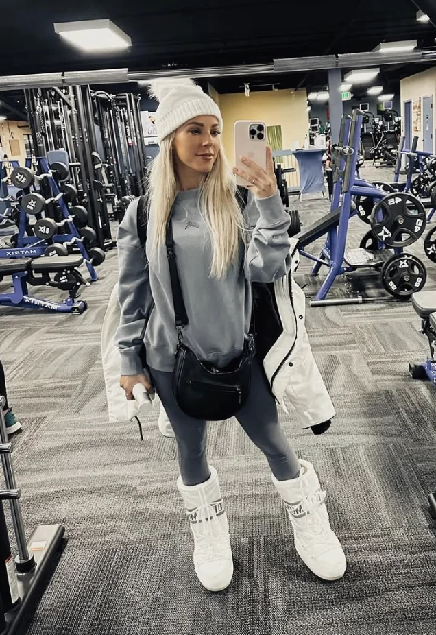 Gray Sweatshirt + Gray Leggings + White Knit Beanie + White Winter Boots