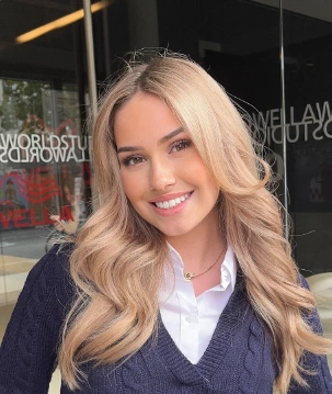 Luxurious Long Wavy Locks with Soft Highlights