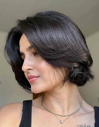 Medium-Length Wavy Bob Haircut with Soft Layers and Subtle Highlights