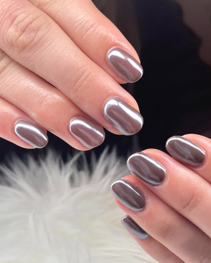 Oval Chrome Nails in Iridescent Grey with a Glossy Finish