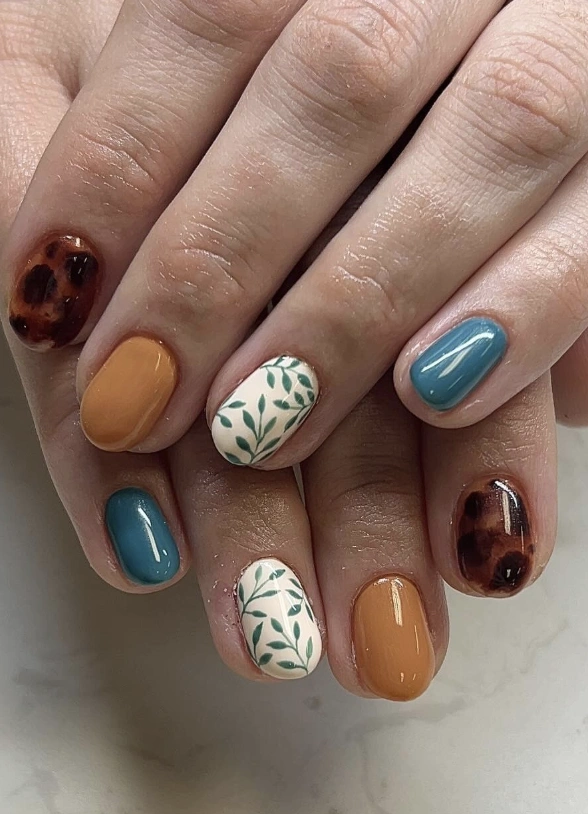 Short Oval Simple Fall Nails with Earthy Tones and Leafy Accents