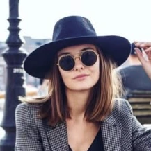 Shoulder-Length Hair Tomboy with Effortless Waves and Playful Bangs