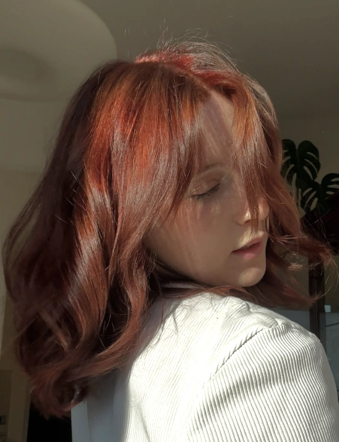 Shoulder-Length Waves with Vibrant Highlights