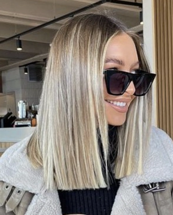 Sleek Shoulder-Length Lob with Subtle Highlights