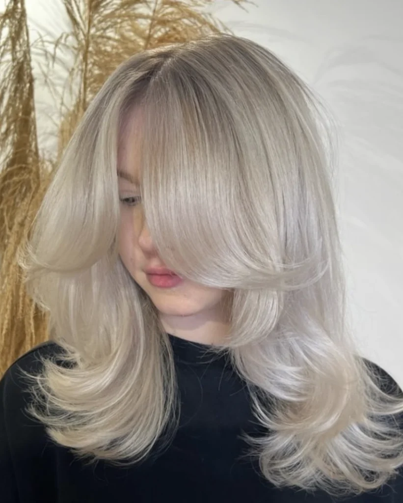 Soft Platinum Waves with Shadow Root and Face-Framing Layers