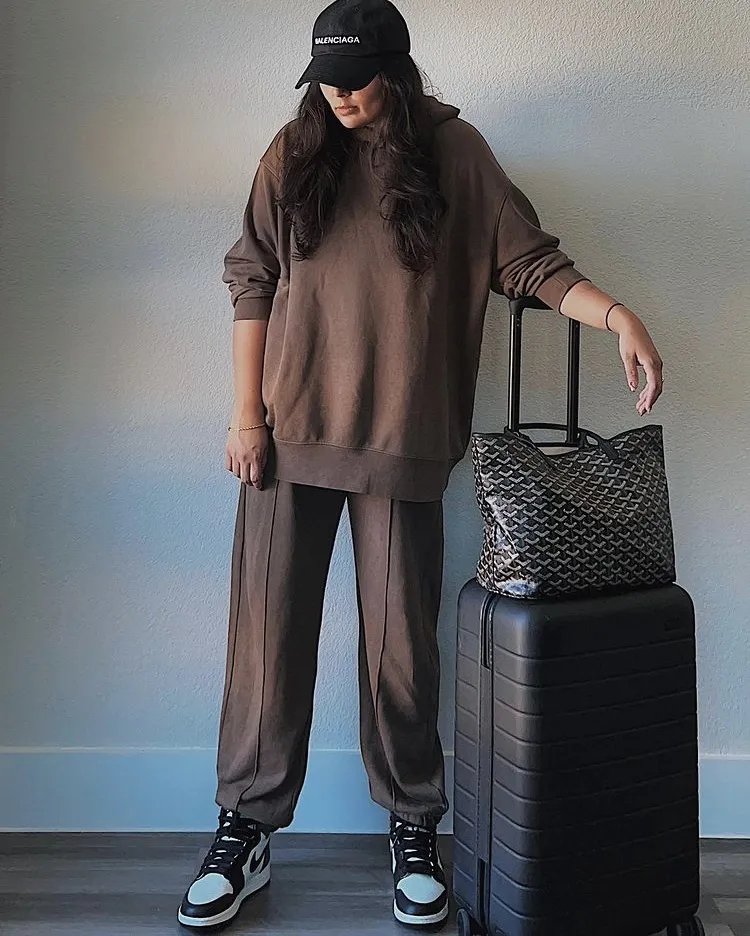 Sweatshirt + Sweatpants + Sneakers: Coordinated Comfort