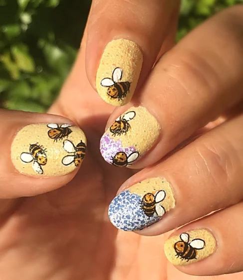 Textured Sandy Bee Nails with Delicate Lace