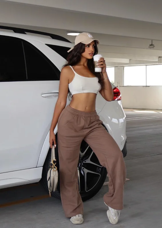 White Cropped Tank Top + Brown Wide-Leg Sweatpants + Beige Baseball Cap + White Sneakers