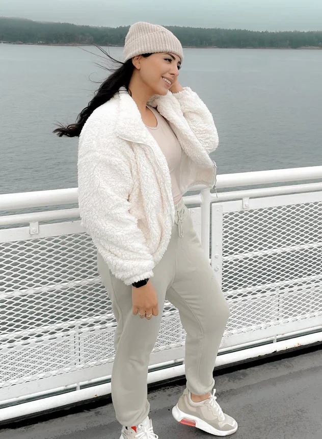 White Sherpa Jacket + Beige Knit Beanie + Beige Fitted T-Shirt + Light Gray Jogger Sweatpants + White Chunky Sneakers
